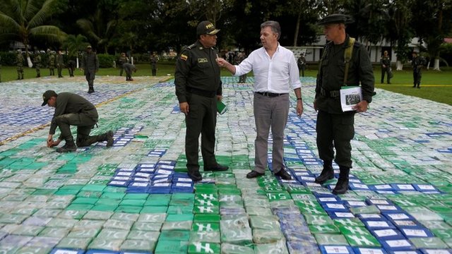 El presidente de Colombia, José Manuel Santos, junto a la policía encargada de la operación mostrando parte de la cocaína incautada en el operativo