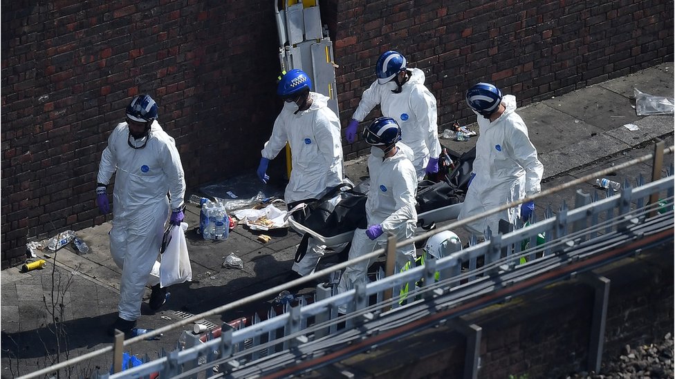 Muchas de las víctimas quedaron atrapadas en el edificio en el que los rescatistas estuvieron trabajando durante más de 12 horas. Rescatistas llevan a una de las víctimas mortales