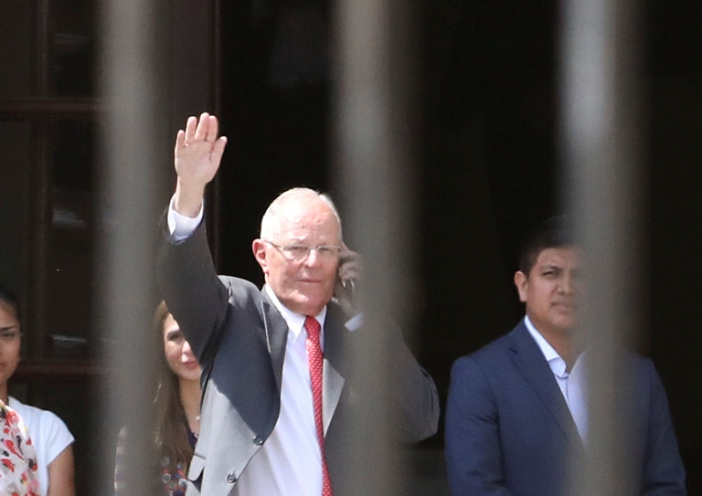 Tras menos de dos años en el poder, Kuczynski se enfrenta a la disyuntiva de renunciar a su cargo el miércoles o ser vacado (destituido) por el Congreso peruano.