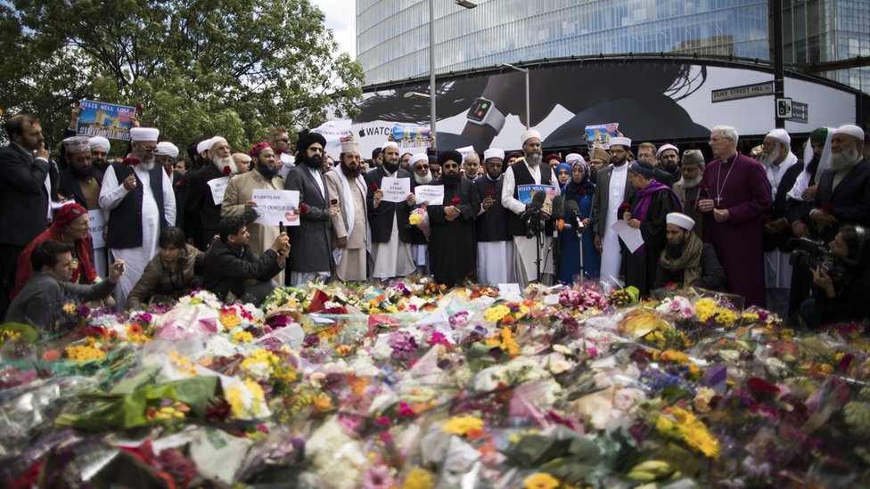 زهور على أرواح ضحايا الهجوم