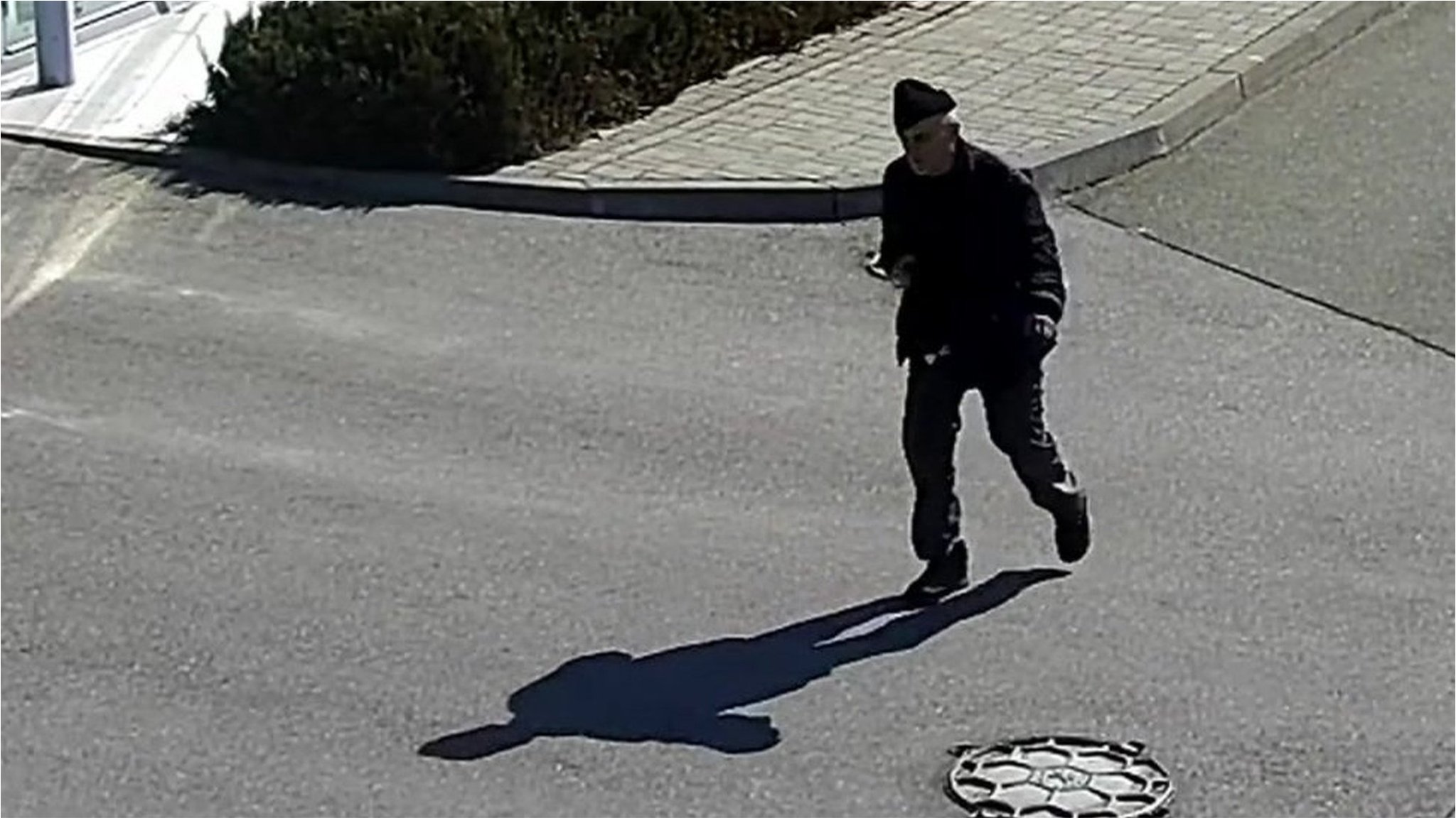 ロシア兵が自転車店の守衛を射殺、BBCが映像確認 ウクライナ当局は戦争