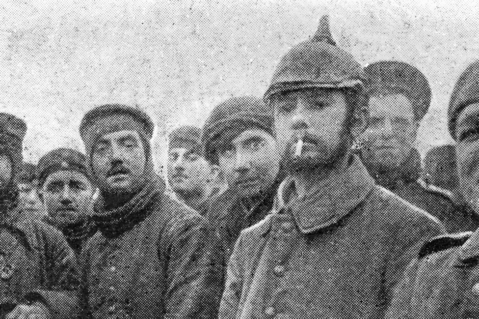 Un soldado alemán junto con soldados británicos durante el armisticio acordado en la navidad de 1915. Un soldado alemán junto con soldados británicos durante el armisticio acordado en la navidad de 1915.