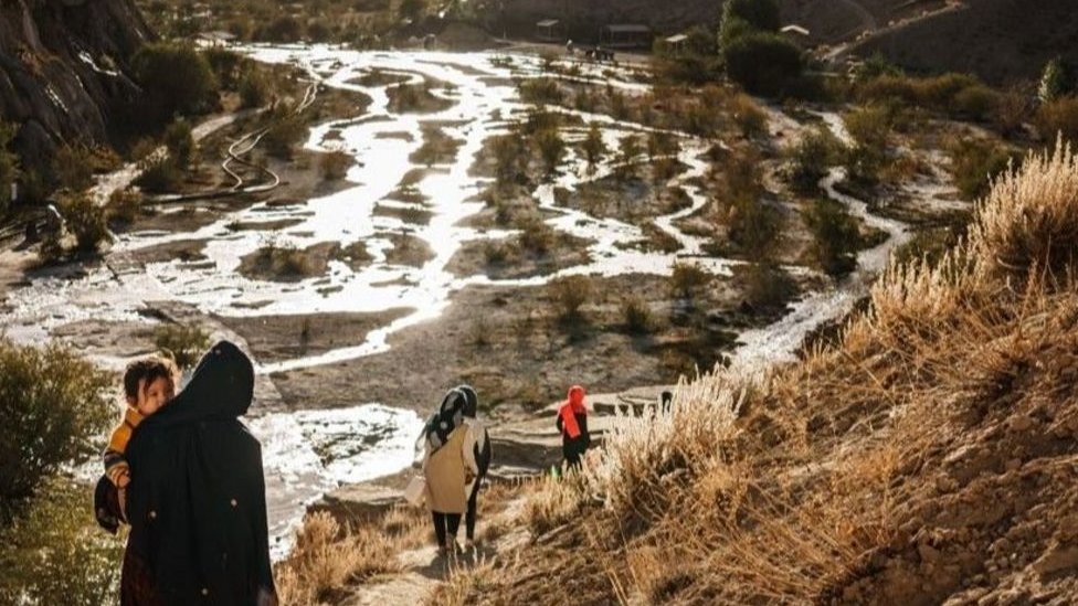 Yalangoch yigit qizlarga suratga tushmoqda Yalangoch yigit qizlarga suratga tushmoqda