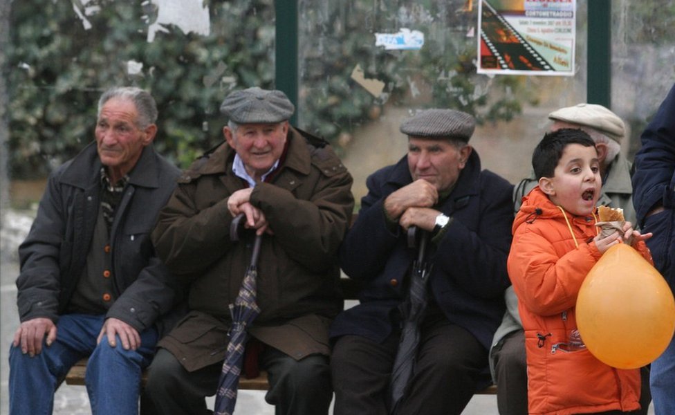 Ancianos sentados en la plaza Falcone e Borsellino en Corleone, un pueblo de Sicilia, Italia, el 22 de diciembre de 2007. (Foto: Marcelo Patternostro)