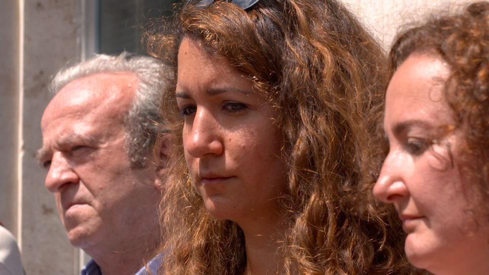 إيليف غوناي (وسط الصورة) ابنة أحد الصحفيين المسجونين في تركيا