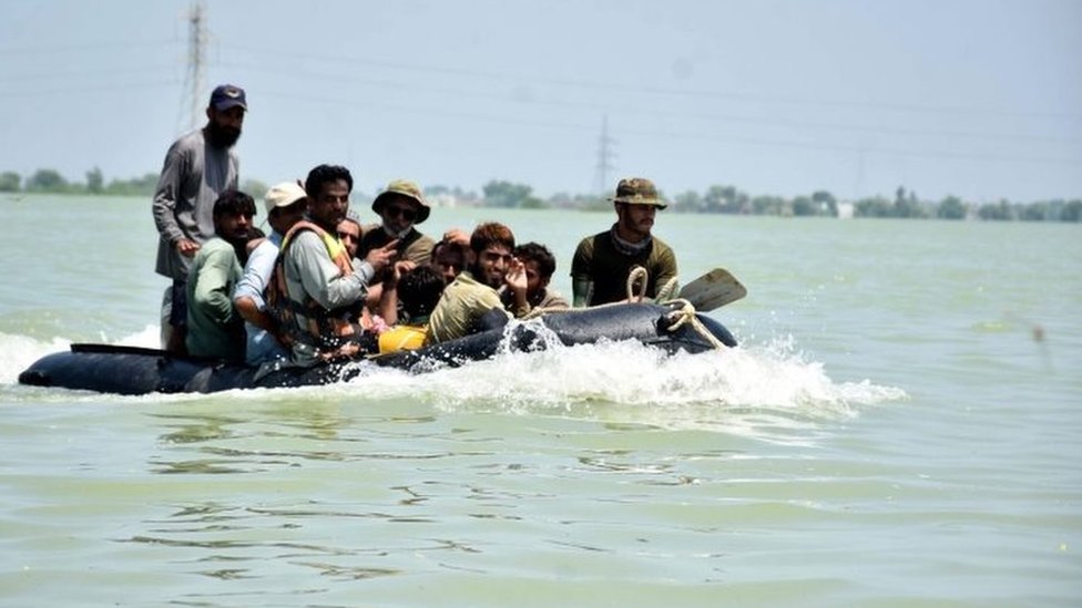 Pakistan fights to stop biggest lake from bursting