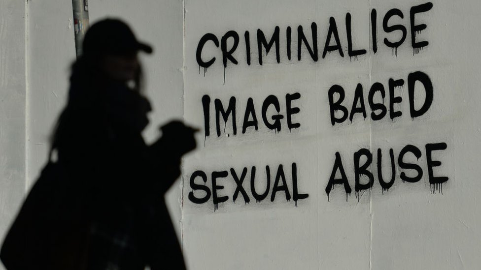 Katta mushuk pornosini onlayn tomosha qiling