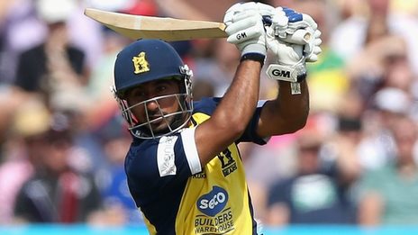 Warwickshire win last-over thriller