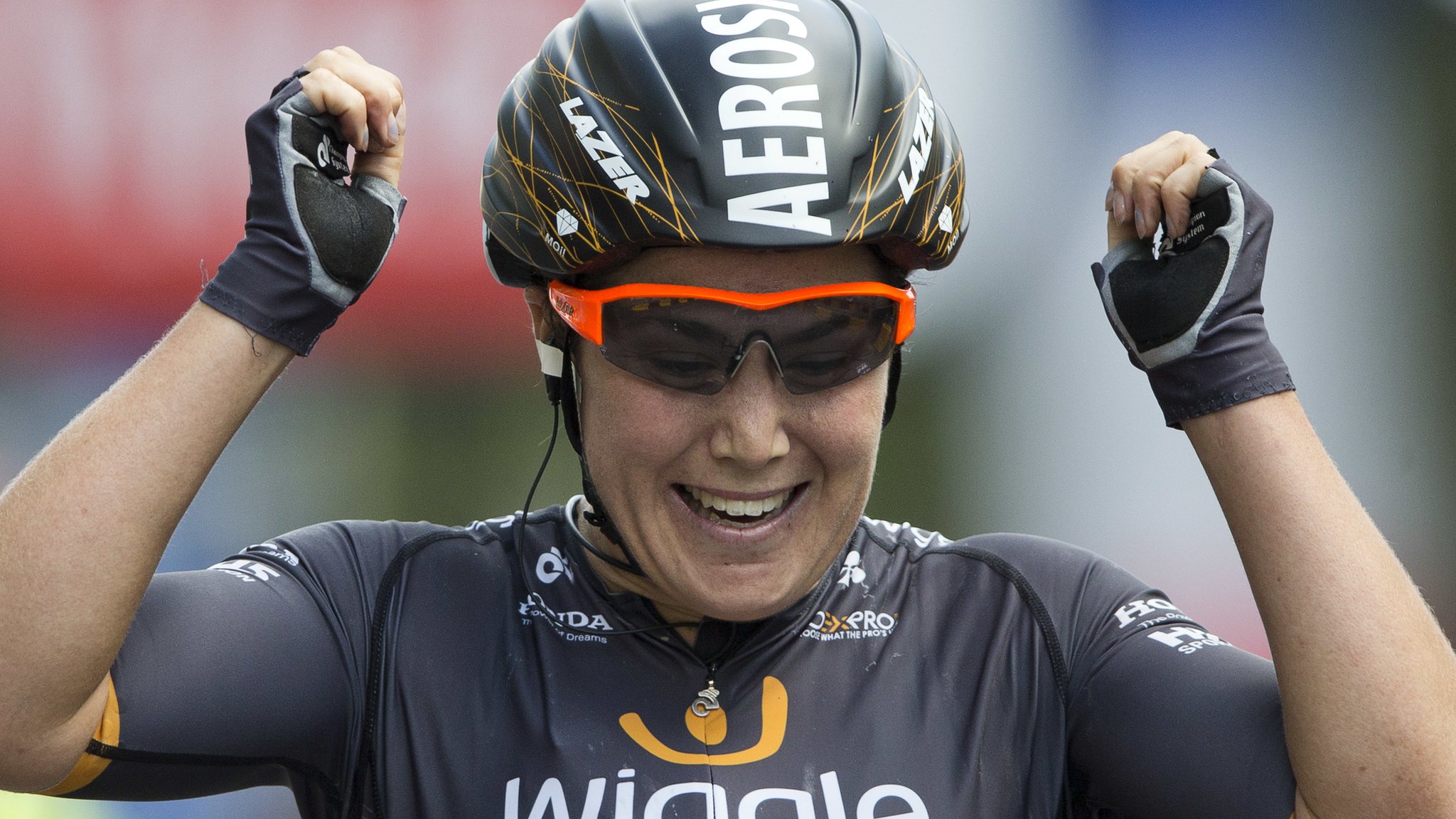 Chloe Hosking sprints to La Course victory in Paris