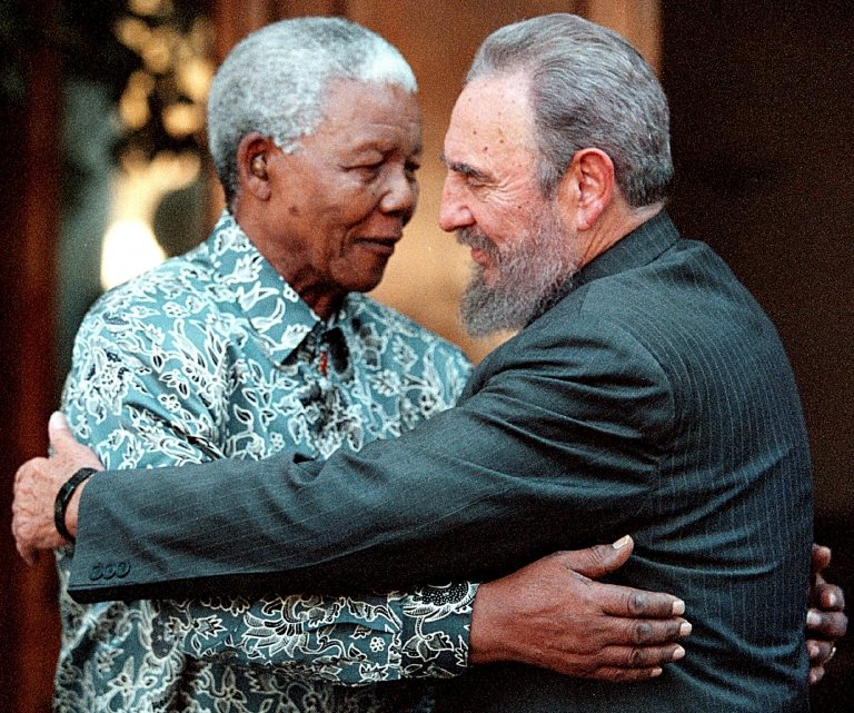 كاسترو مع زعيم جنوب أفريقيا السابق نيلسون مانديلا عام 2001