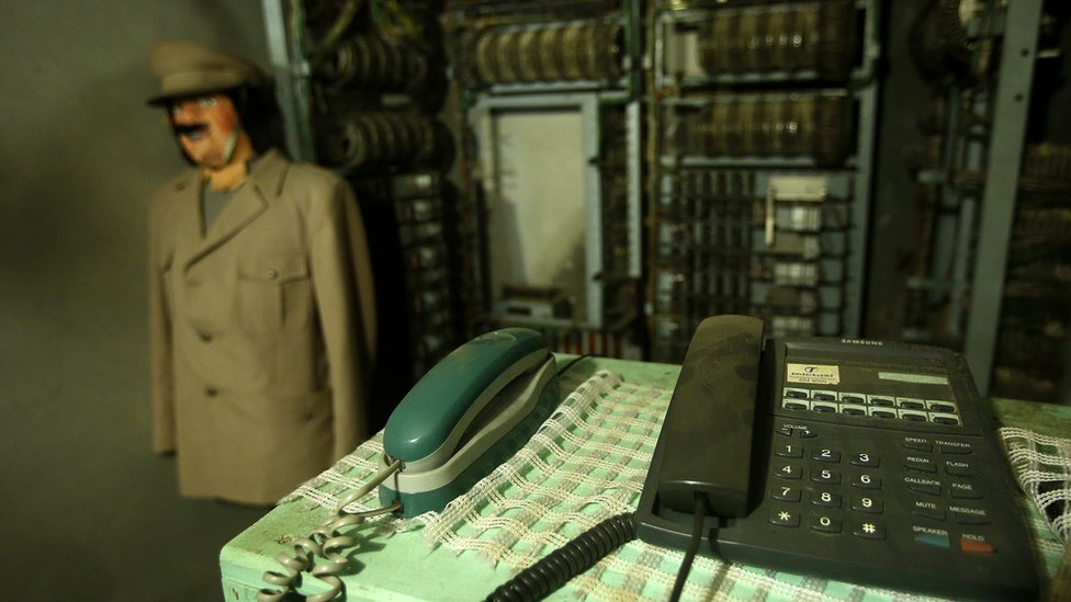 Uniforme y central telefónica