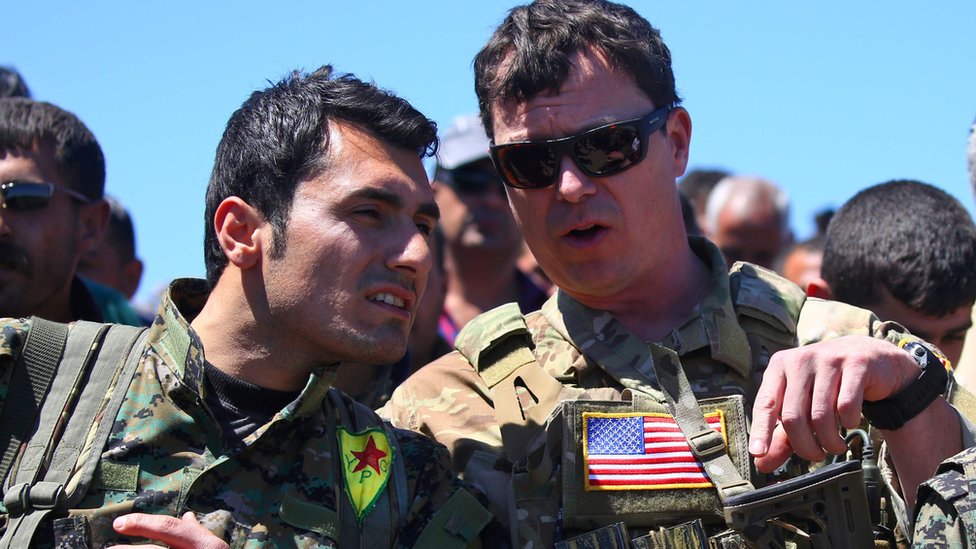 مستشار أمريكي مع مقاتل كردي