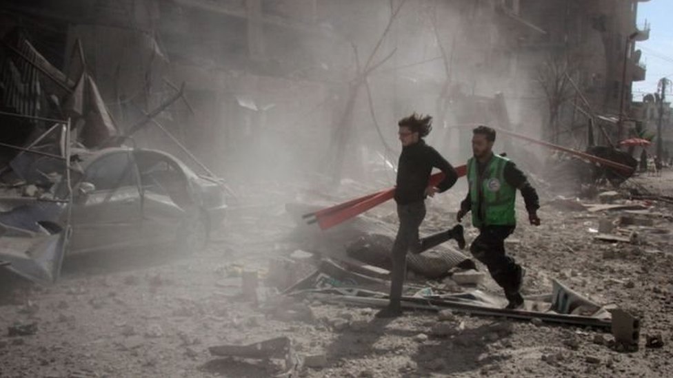 تشير التقارير إلى أن الغارات الجوية أحدثت دمارا هائلا في دوما، كبرى بلدات الغوطة الشرقية.
