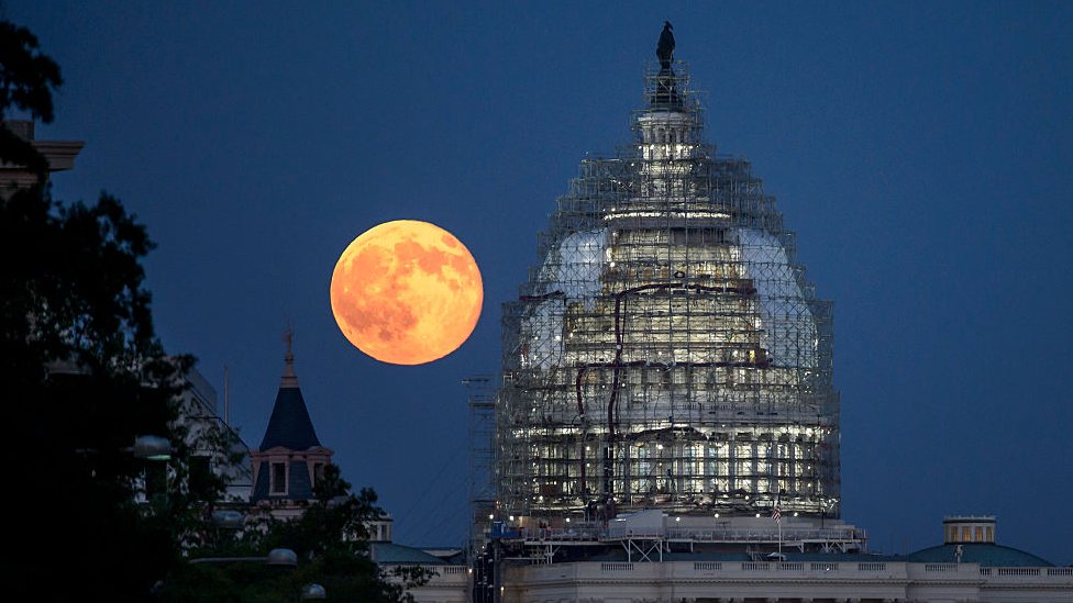 La Luna, sobre el Capitolio de Washington.