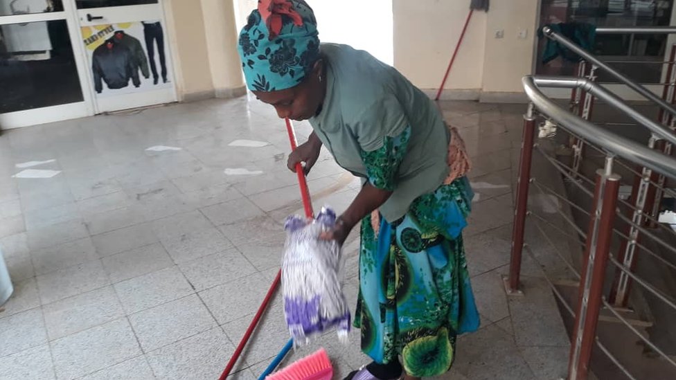 Porno filmda ikki rus kampir Katta erkak toplari fotosurati