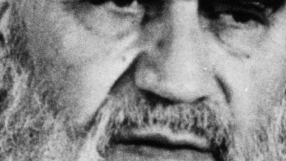 Көзілдірік киген жетілген әйел