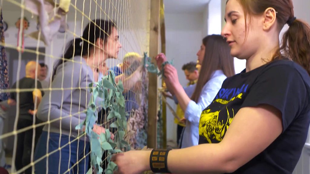 'Spider' volunteers weave Ukraine camouflage nets