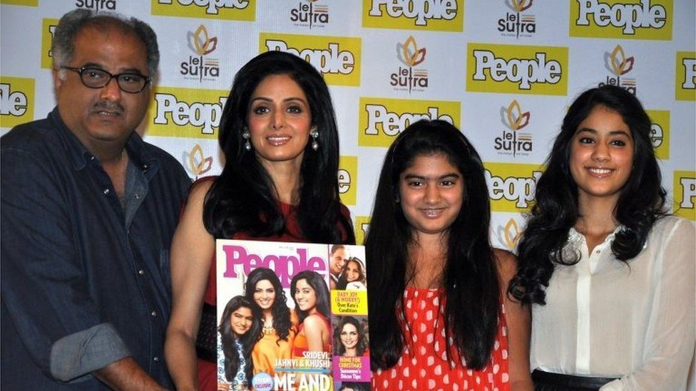 Sridevi Kapoor, con su esposo, Boney Kapoor, y sus hijas, Khushi y Jhanvi.