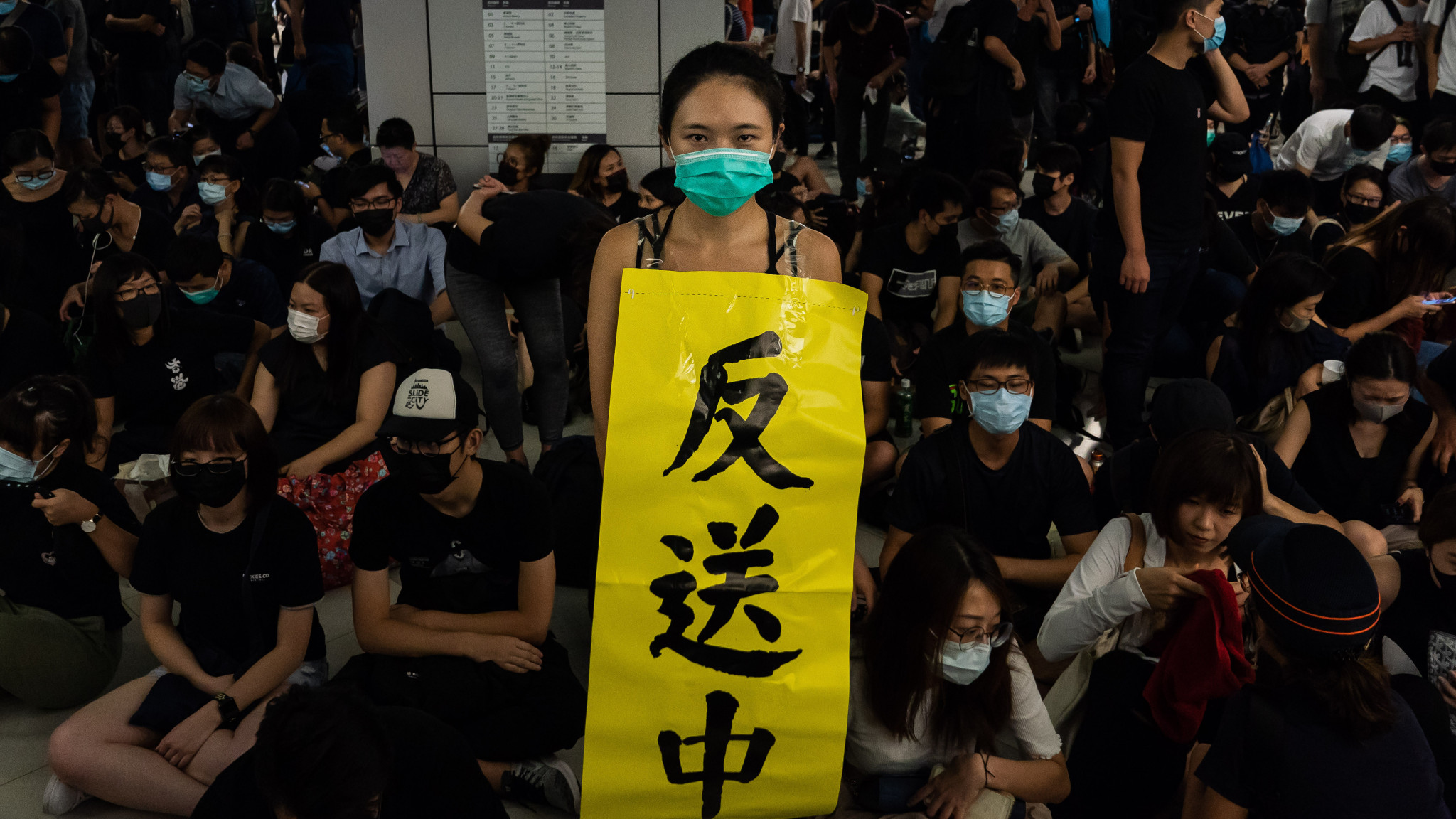 香港示威：香港警方以暴动罪拘民主派议员再掀元朗“721事件”争议- BBC