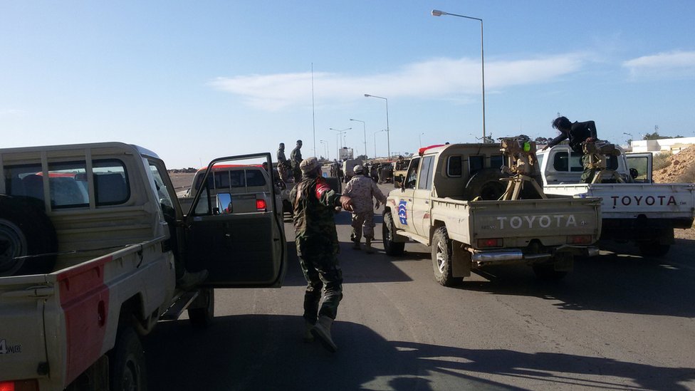 عناصر من المسلحين الموالين لقوات حفتر قرب بنغازي