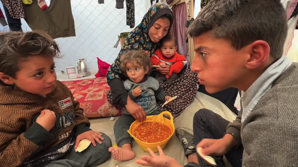 Hojatxonadagi geylar sorishadi va boshashadi