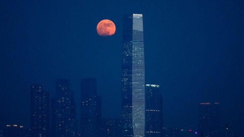 القمر العملاق يضيء سماء هونغ كونغ