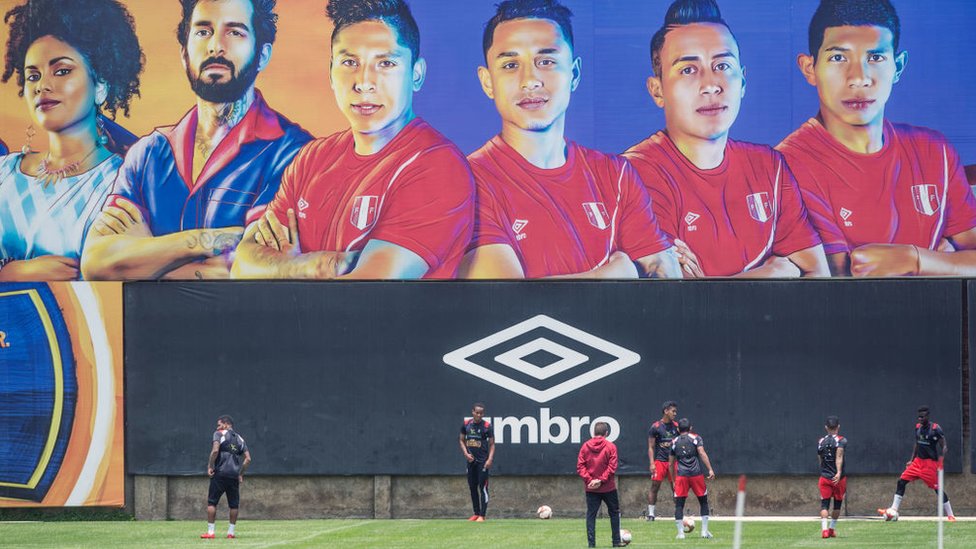 La selección peruana se entrena, detrás hay un mural