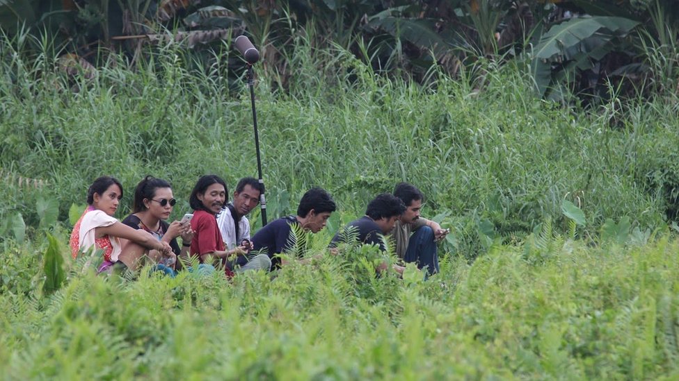 Qora tanlilar eshakda yoshlarni sikishadi