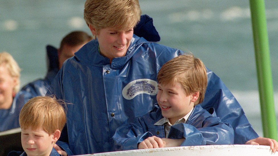 Harry y William con Diana