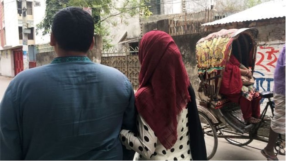 Eng yoqimli qizlar jinsiy aloqa uchun oyoqlarini yoyishadi