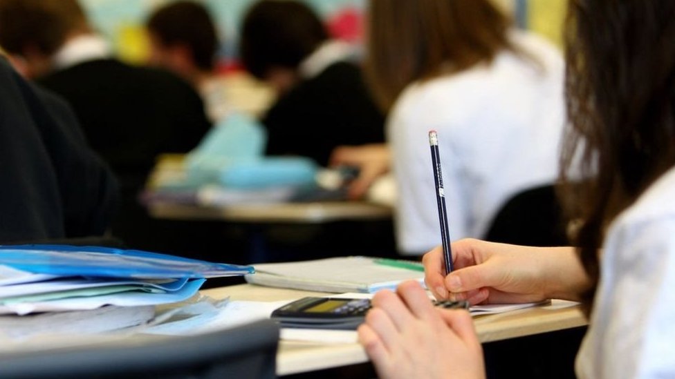 Escolares dando examen de matemática