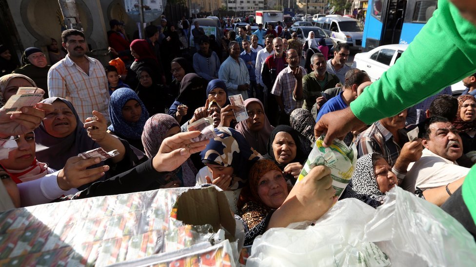 مصريون يشترون بضائع مدعومة