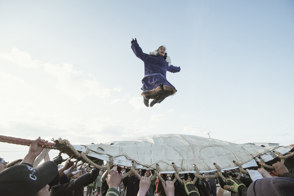 En Nalukataq, el festival ballenero de verano, la aldea sale a celebrar que ha tenido una temporada exitosa y a agradecerle a la ballena su regalo. Aquí, los tripulantes que tuvieron éxito hacen el "lanzamiento de manta". Varias personas los lanzan al aire con una manta a alturas que alcanzan los nueve metros . Dependen de la ayuda de todos para aterrizar a salvo.