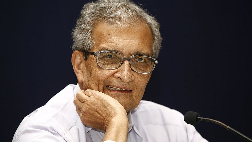 Qizil sochli ayolning ogziga singdirish