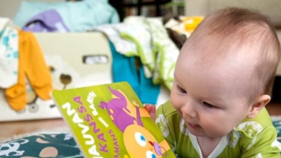 Bebé con un librito (Foto: Kela)