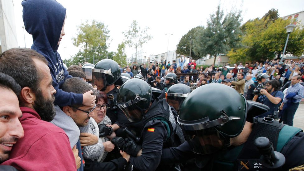 Forcejeos entre la policía y manifestantes en Cataluña.