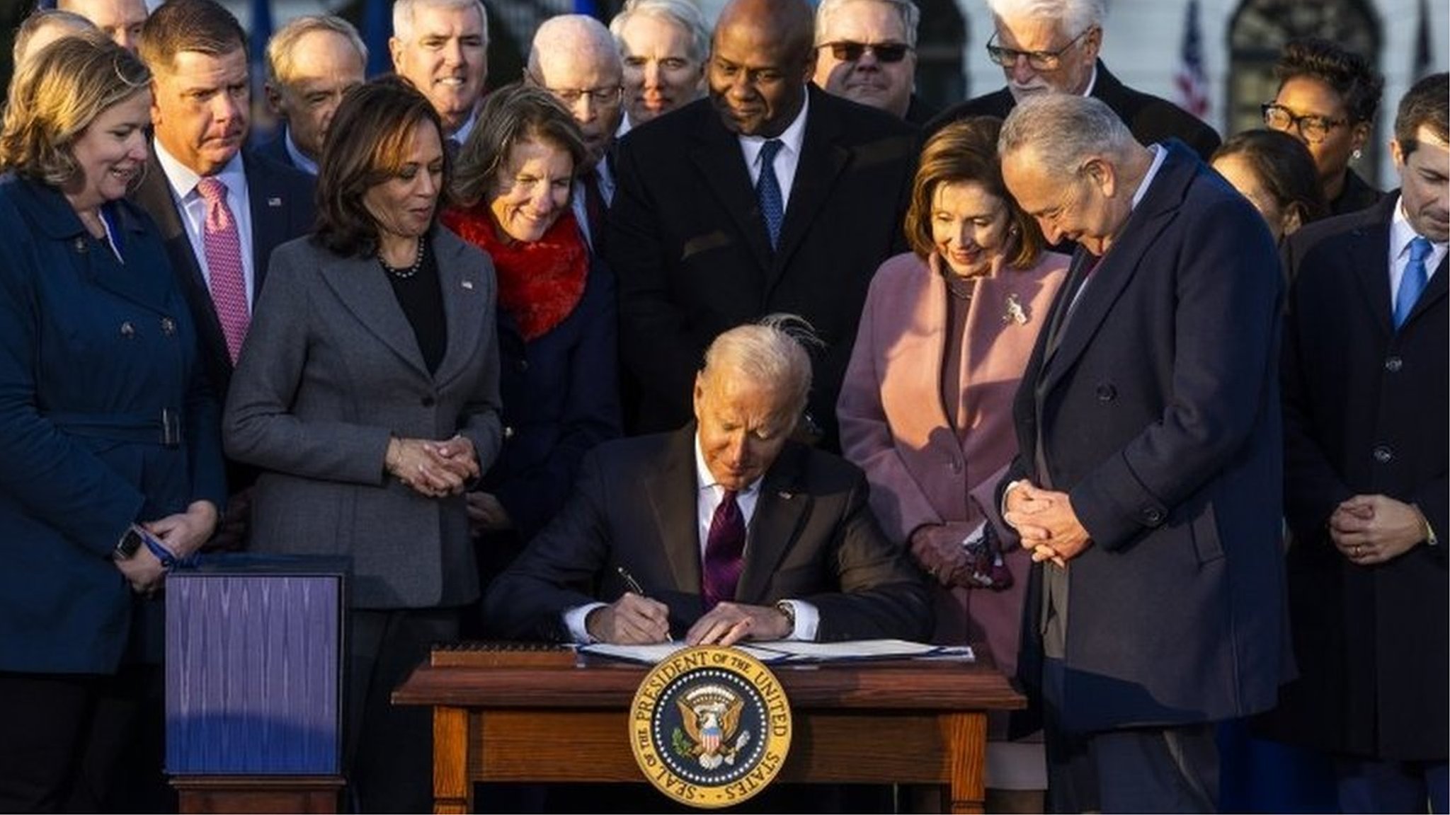 バイデン米大統領、1兆2000億ドル規模のインフラ投資法案に署名・成立 