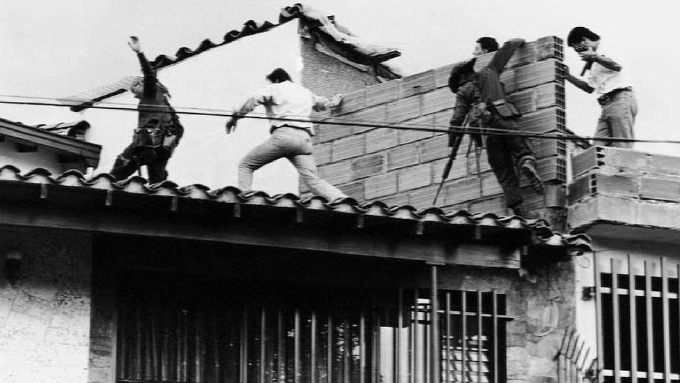 Hombres en un Tejado.