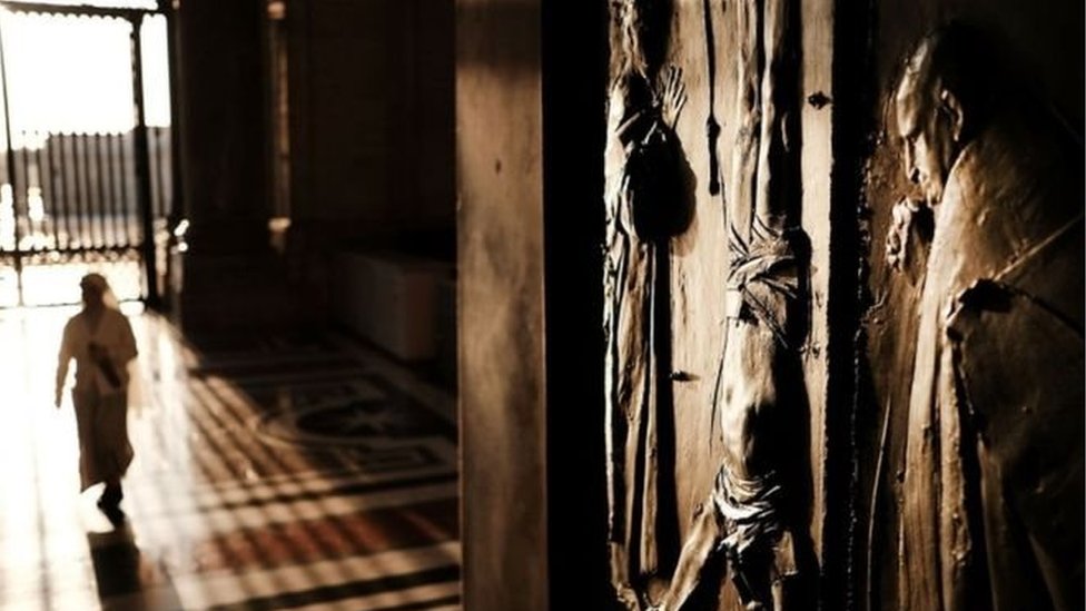 Chiroyli rus qizi tepada