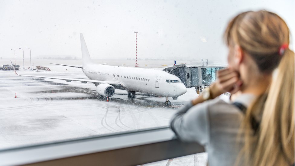 Por qué las aerolíneas hacen que los vuelos duren más tiempo a propósito? -  BBC News Mundo