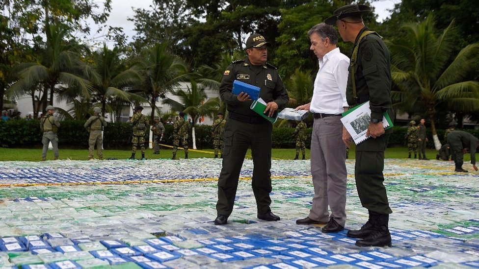 El presidente de Colombia, Juan Manuel Santos, parado sobre el cargamento de 12 toneladas de cocaína incautadas al Clan del Golfo.
