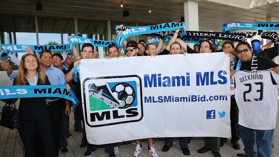 Un grupo de personas apoyando el proyecto de expansión de la MLS a Miami
