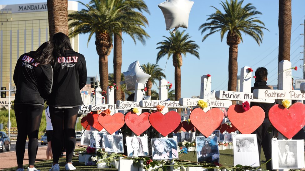 Pese a que Stephen Paddock, de 64 años, ha sido identificado como el único autor de la matanza del primero de octubre en Las Vegas, circulan por internet teorías que hablan de varios pistoleros y que desconfían de la versión oficial. Cruces en homenaje a las víctimas del tiroteo colectivo de Las Vegas, Nevada, ocurrido el 1 de octubre de 2017