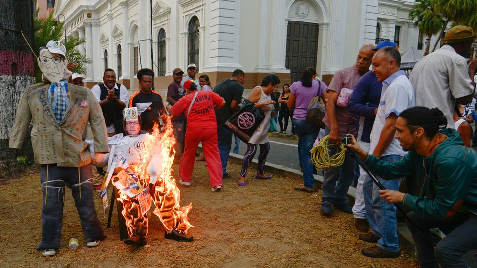 Figuras de oposición simbólicamente quemadas.