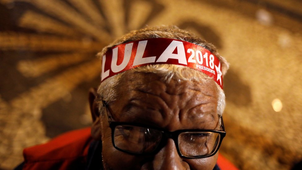 Lula reveló recientemente su intención de volver a ser candidato a la presidencia de Brasil en las elecciones de octubre de 2018. Hombre con vincha que dice: "Lula 2018".