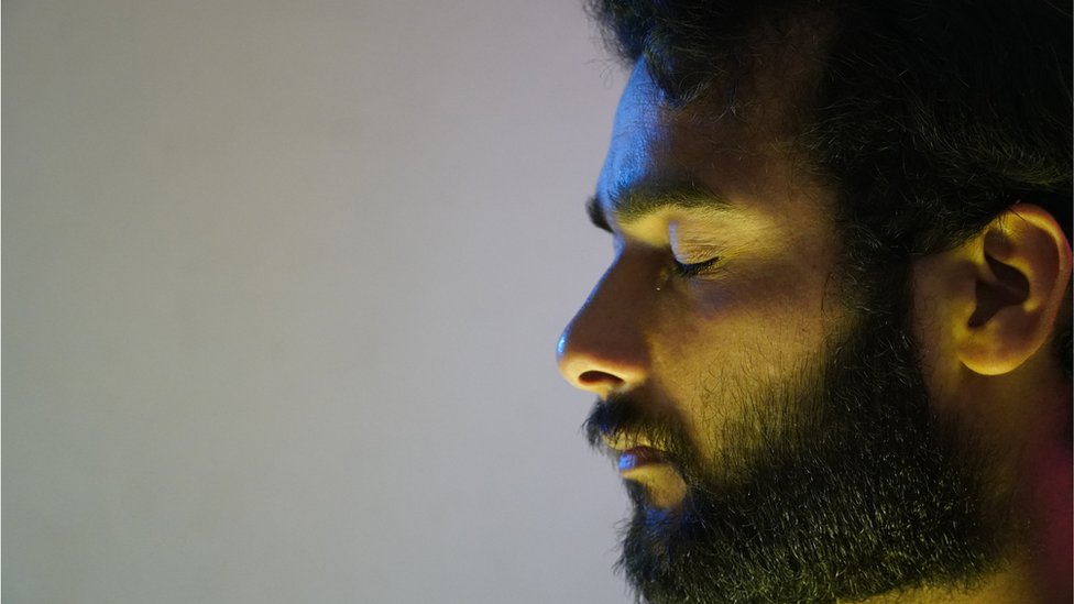 Oz-ozidan yopishgan mushuk surati