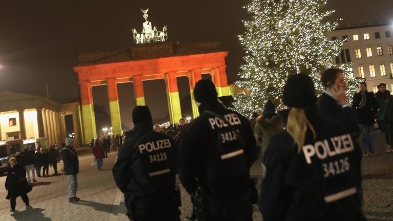 Urgent hunt for Berlin market attacker