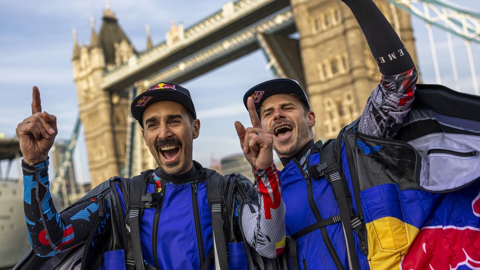 Tower Bridge: Red Bull skydivers complete wingsuit flight Tower Bridge: Red Bull skydivers complete wingsuit flight