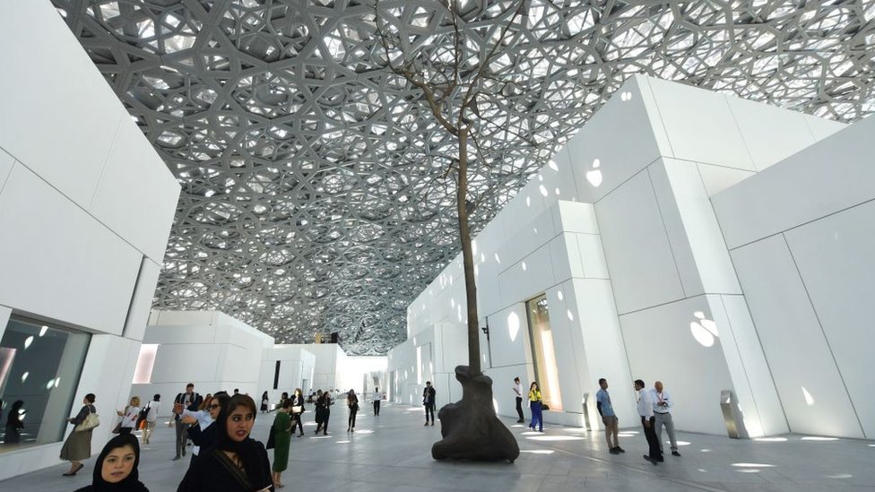 Gente pasea en el museo, durante la inauguración.