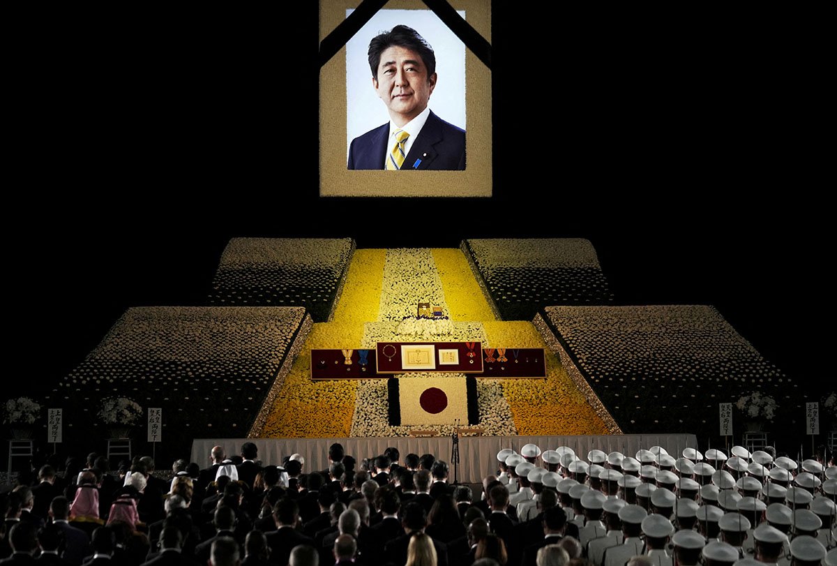 安倍晋三 元内閣総理大臣 国葬儀 案内状 ＆ 岸田文雄 元内閣総理大臣 名刺 安倍元総理の国葬の案内状が現・元国会議員へ送付 受け取った元
